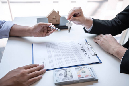 房屋經紀中的魅力形象 攝圖新視界中吸引人的美麗男孩相似素材圖片