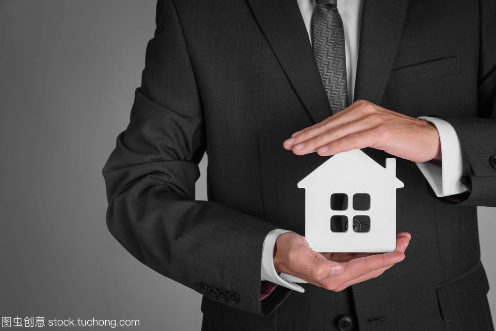 房地產經紀人與房屋模型 現代房產交易的雙重支柱