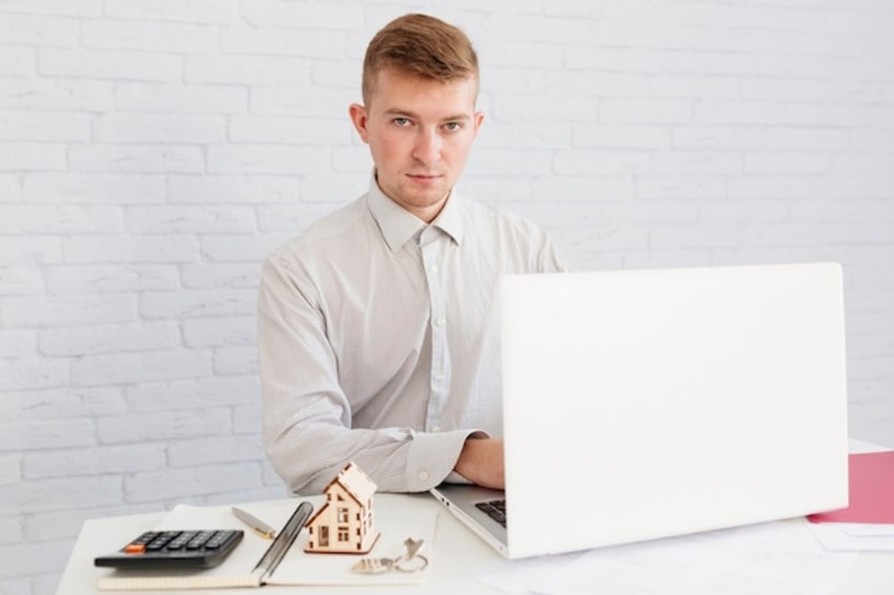 數(shù)字化房地產(chǎn)經(jīng)紀(jì)人 膝上型計(jì)算機(jī)與專(zhuān)業(yè)形象的完美融合